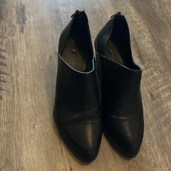CL Laundry faux snakeskin ankle booties size 9 - Picture 2 of 7